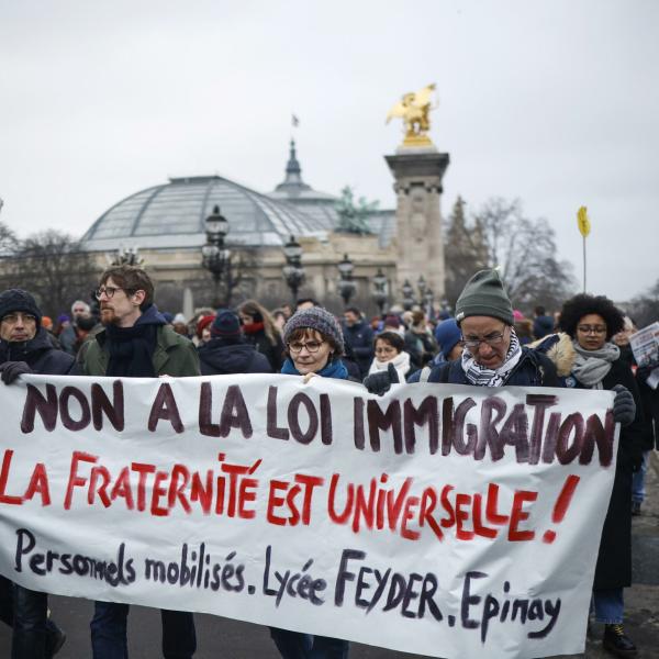 Francia, il Consiglio Costituzionale respinge più di un terzo del testo della legge sull’immigrazione