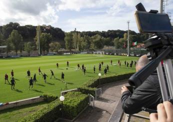 AS Roma, video hard di una dipendente sottratto e diffuso da un calciatore della Primavera: il club licenzia lei. “Incompatibilità ambientale”