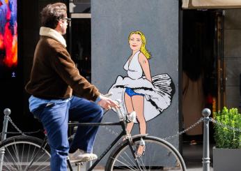 Sfregiato il murales di Giorgia Meloni a Milano: la Marilyn di aleXsandro Palombo ricoperta di scritte e X sulla bocca