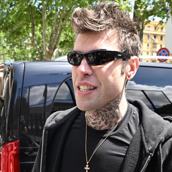 Fedez ha problemi di salute? La risposta del rapper su Instagram: “Sto bene, nulla di grave. Nessun ricovero in ospedale” | FOTO