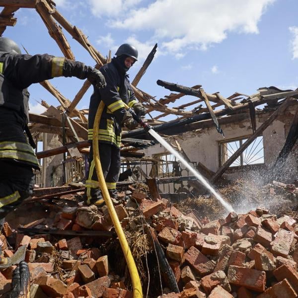 Guerra in Ucraina, l’incendio causato dall’attacco russo nell’oblast di Kiev ha richiesto oltre 15 ore per essere spento. Continua il percorso degli ucraini per entrare nella Nato