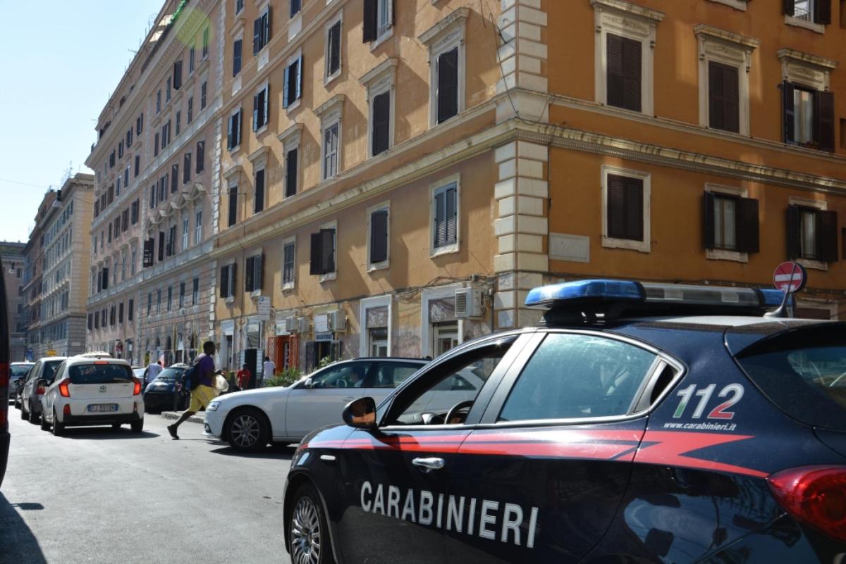 Roma, paura vicino alla stazione Termini: un uomo accoltellato, caccia all’aggressore