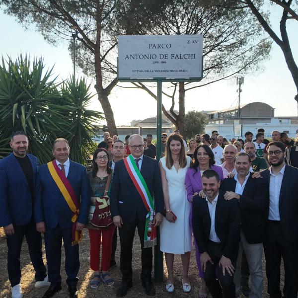 Roma, inaugurazione del ‘Parco Antonio De Falchi’. I fratelli commossi: “Grazie ai tifosi sempre con noi”, centinaia i presenti | VIDEO