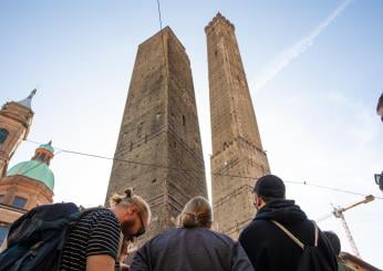 Bologna, piazza di Porta Ravegnana (sotto le Due Torri) chiusa: disagi alla mobilità