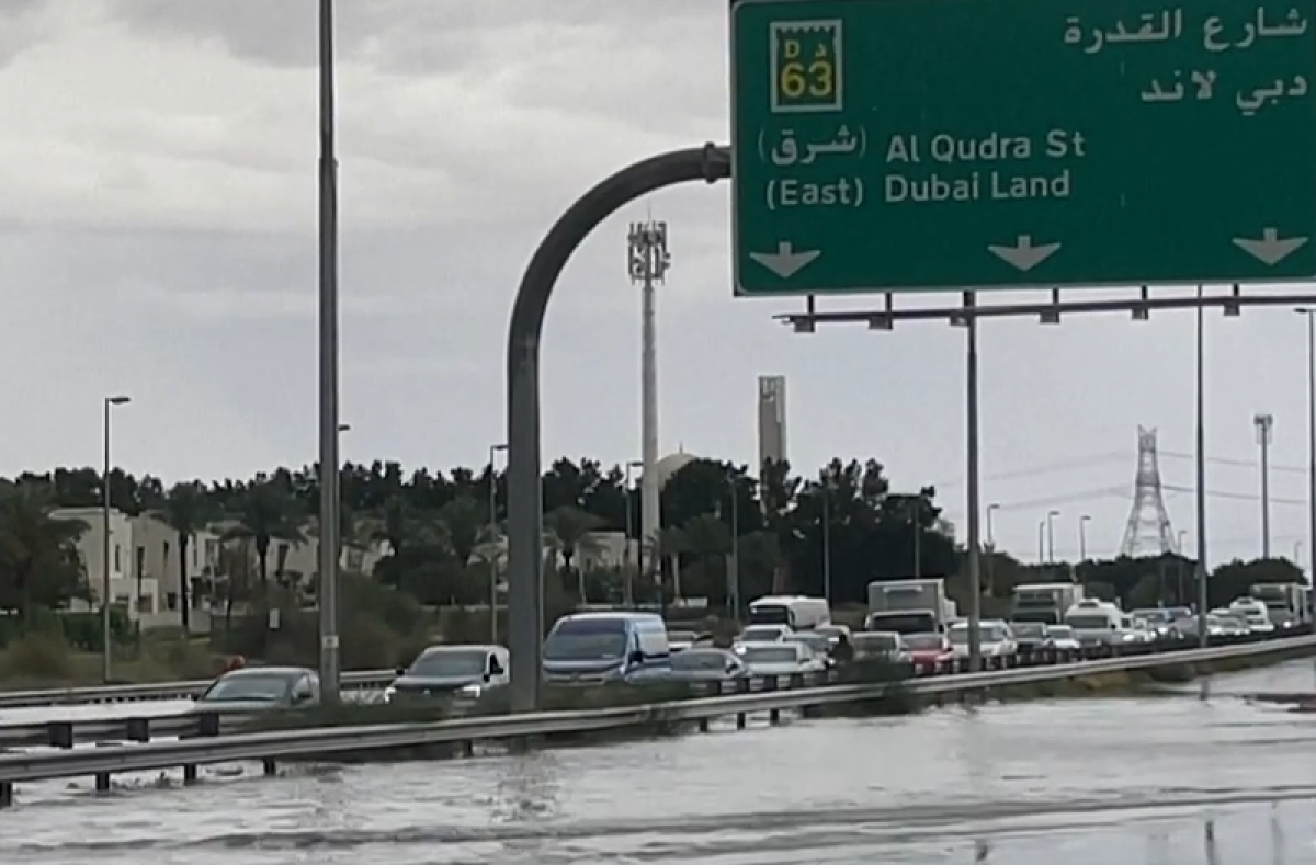 Maltempo in Medio Oriente, inondazioni colpiscono gli Emirati Arabi Uniti. Forti piogge in Oman: almeno 18 morti