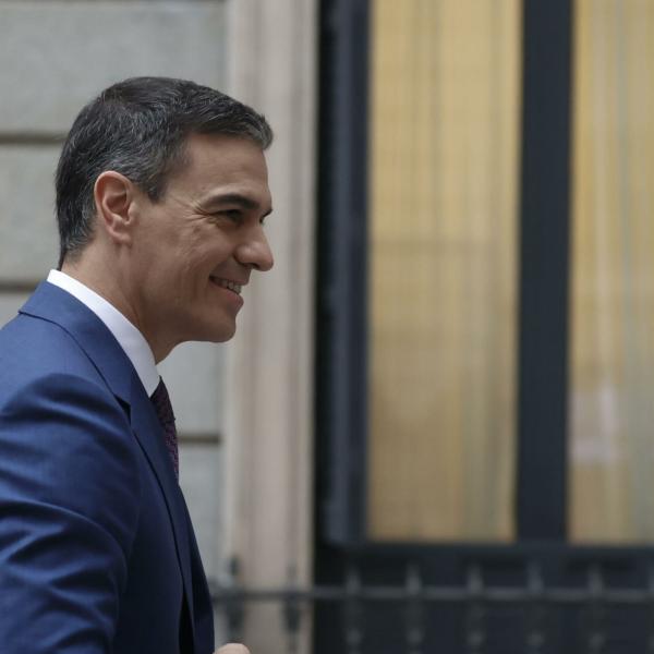 Spagna, Parlamento pone fiducia a Pedro Sanchez: il leader socialista torna premier