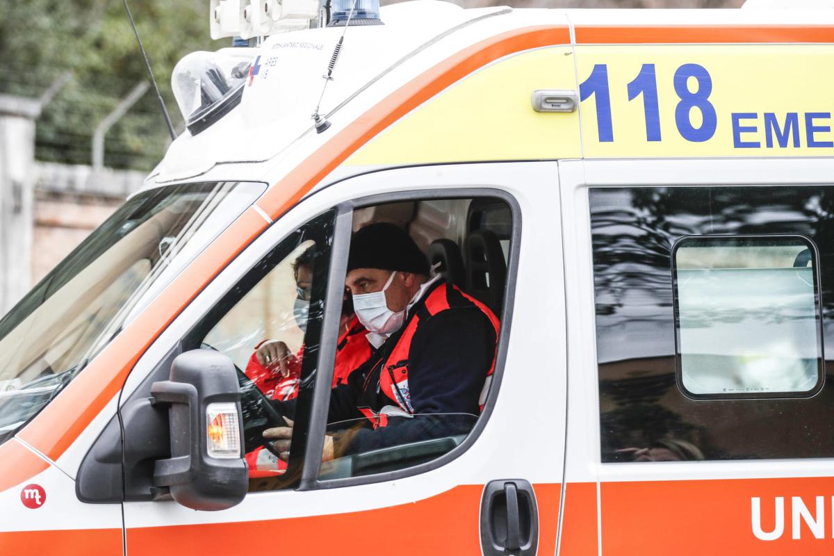 Ancona, scende dalla gru e si accascia a terra: morto un operaio ed…