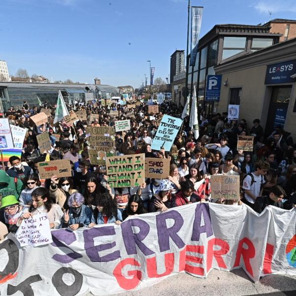 I “Fridays for future” tornano in piazza, messaggio alla politica: “Crisi climatica è ancora assente dal dibattito”