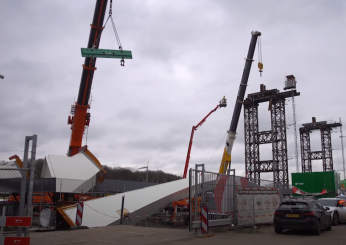 Paesi Bassi, crollato un ponte in costruzione a Lochem: due morti e due feriti | VIDEO