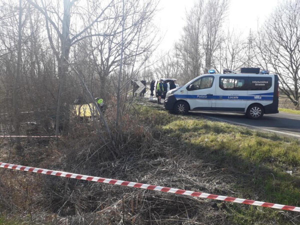 Modena, frontale tra un’auto e un furgone: morto un 60enne a Cavezzo