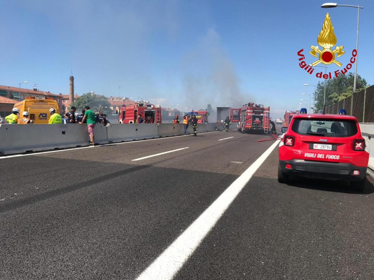 Incidente sull’A14: auto si ribalta e viene centrata da un pulmino….