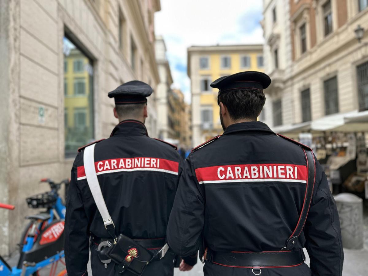 Droga: 3 kg di hashish in casa con il figlio, padre arrestato