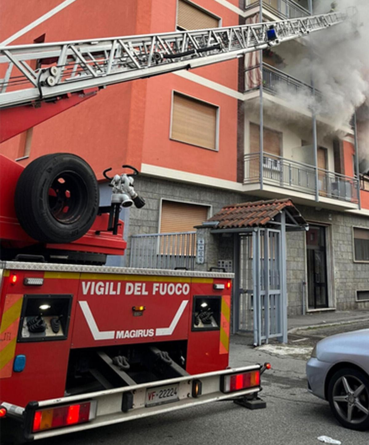 Torino, incendio in via Pietro Cossa: in fiamme un appartamento, proprietaria accusa un malore