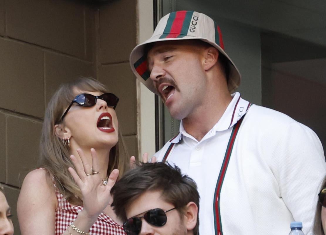 Taylor Swift e Travis Kelce, la rara manifestazione d’affetto in pubblico: alla partita di baseball scatta il bacio