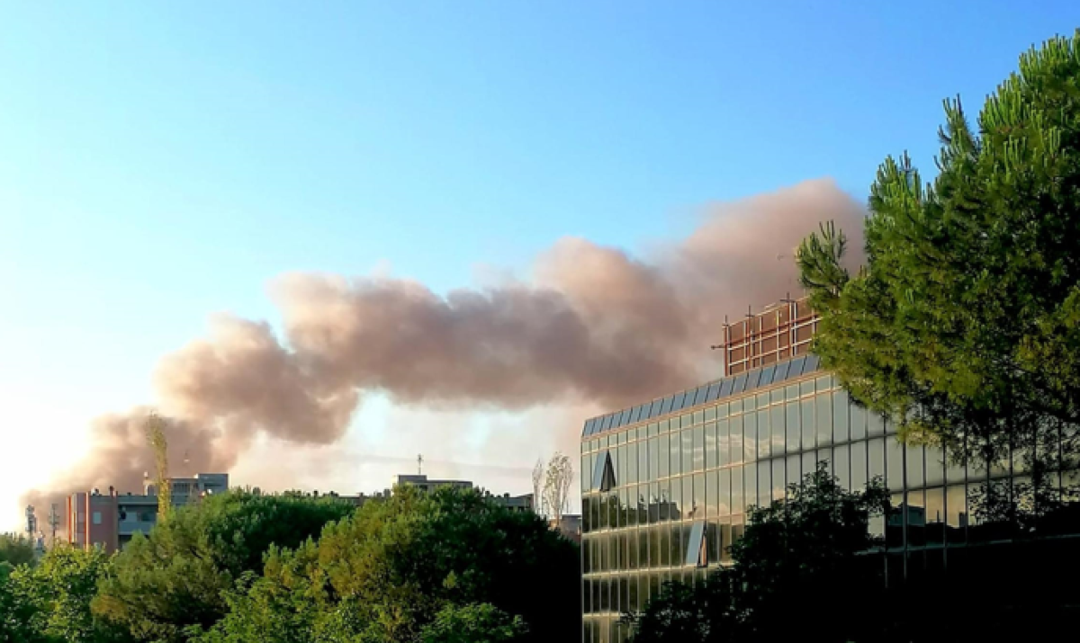 Incendio in via Scorticabove a Roma, la nube tossica provoca malesseri tra i cittadini: la “puzza” si sente ancora | VIDEO