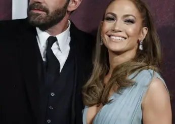 Jennifer Lopez matrimonio romantico “al collo” sui social