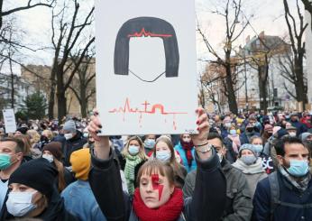 Polonia, in migliaia alle proteste contro la legge sull’aborto dopo la morte di una 33enne: “Basta ucciderci”