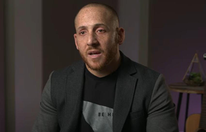 La storia di Kevin Hines, a 19 tenta il suicidio dal Golden Gate Bridge. Vive per miracolo. Oggi è uno speaker motivazionale e salva vite