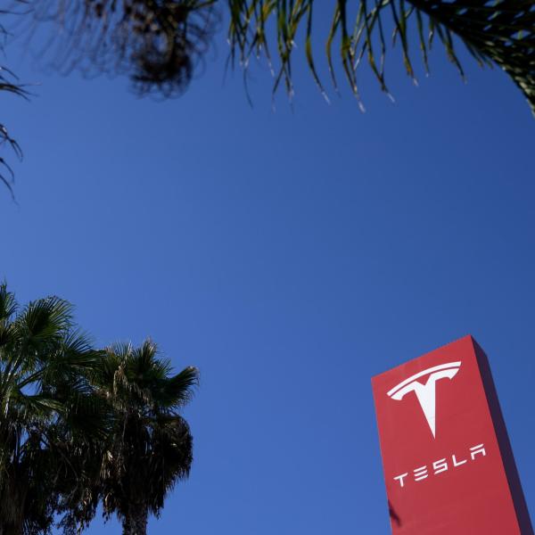 Usa, Tesla avvia il richiamo di oltre 2 milioni di auto: “Rischi associati alla guida assistita”