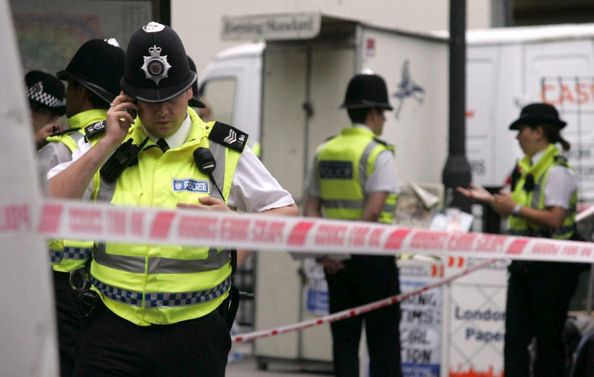 Panico a Londra, persone accoltellate con una katana nella metro, arrestato un uomo, cinque i feriti, morto un 13enne | VIDEO