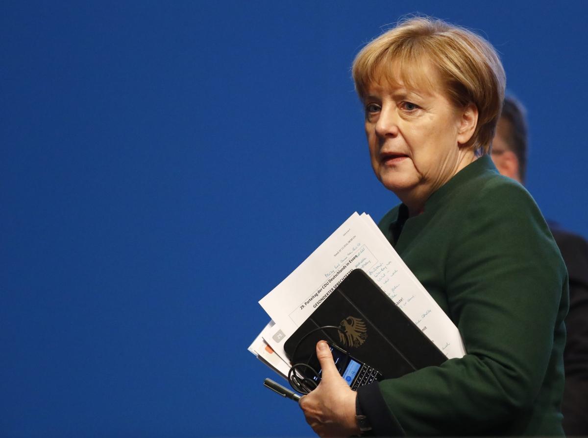 Angela Merkel riappare in pubblico e tuona: “Fermare questa barbara…