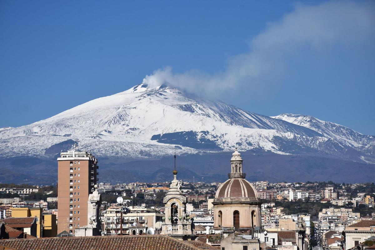 Etna innevato: coppia con neonato resta bloccata con l’auto