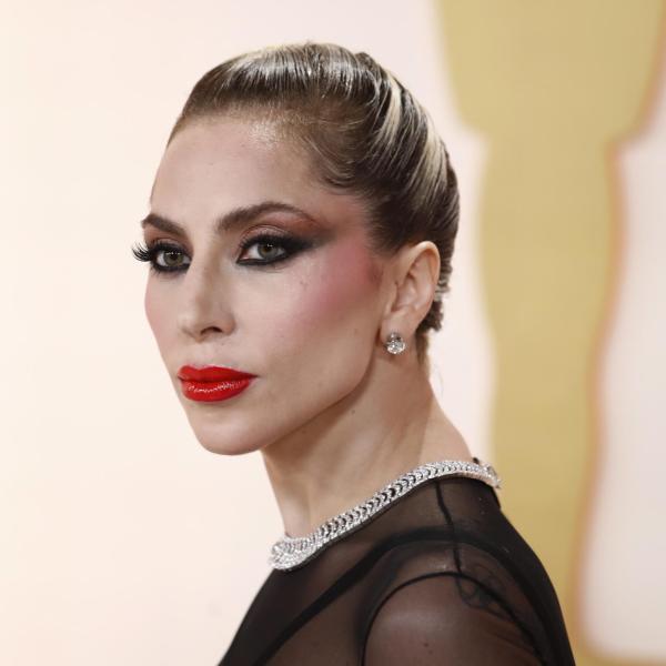 Oscar 2023, Lady Gaga soccorre un fotografo caduto sul red carpet. …