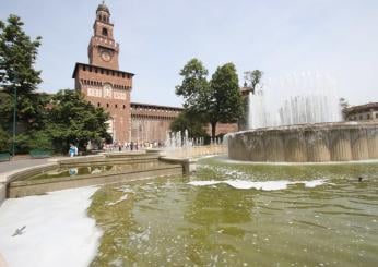 Milano, ragazzo fa “surf” davanti al Castello Sforzesco | VIDEO