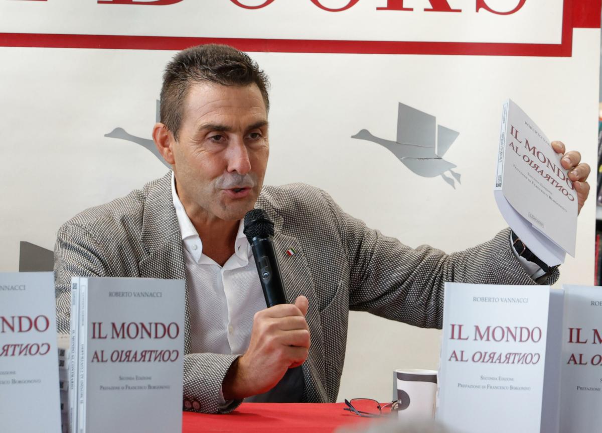 Acca Larentia, Vannacci sul fascismo: “Fenomeno finito ottanta anni fa”. E sulle europee: “Ci sto pensando”