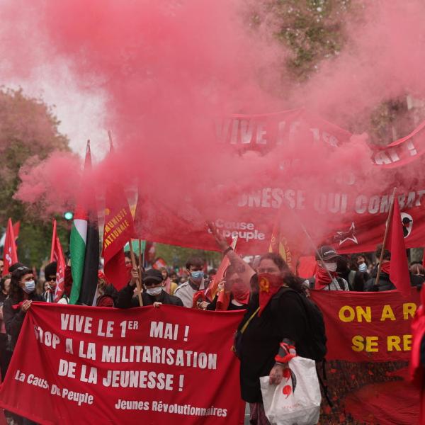 Francia, manifestazione del Primo Maggio a Parigi: presenti 50mila persone in piazza, scontri tra manifestanti e forze dell’ordine. Tensioni a Nantes e Lione | VIDEO