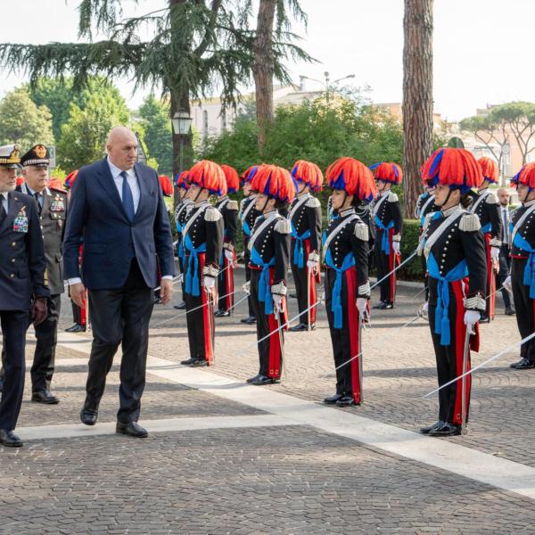 Il Ministro Crosetto trasportato in ambulanza in ospedale. Ha lasciato in anticipo il Consiglio Supremo di Difesa