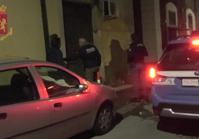 Un uomo di 35 anni a Cianciana, Agrigento, ha accoltellato ed ucciso sua moglie ed uno dei suoi figli oggi 23 maggio 2024. Poi si è barricato in casa rifiutandosi di uscire: Polizia sul posto.