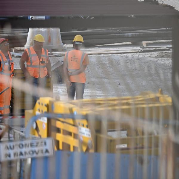 Modena, incidente sul lavoro in via Barchetta: operaio 45enne cade da un capannone, morto sul colpo