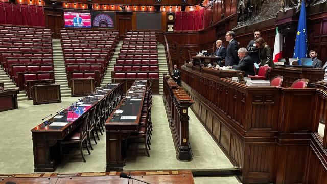 Caos Manovra, tra governo assente alla Camera e ira delle opposizioni: “Ciriani venga a scusarsi”