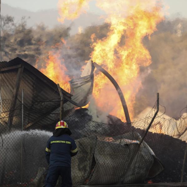 Emergenza incendi in Grecia, fiamme alte anche 25 metri: trovato cadavere in una fabbrica. In arrivo gli aiuti Ue | FOTO E VIDEO