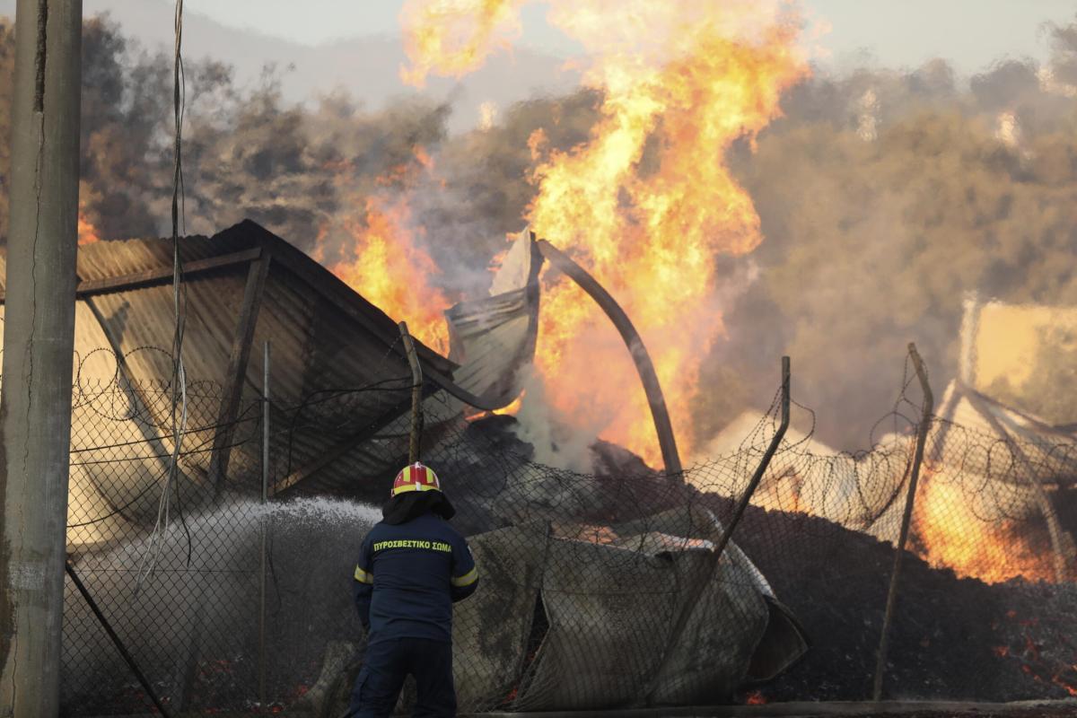 Emergenza incendi in Grecia, fiamme alte anche 25 metri: trovato cadavere in una fabbrica. In arrivo gli aiuti Ue | FOTO E VIDEO