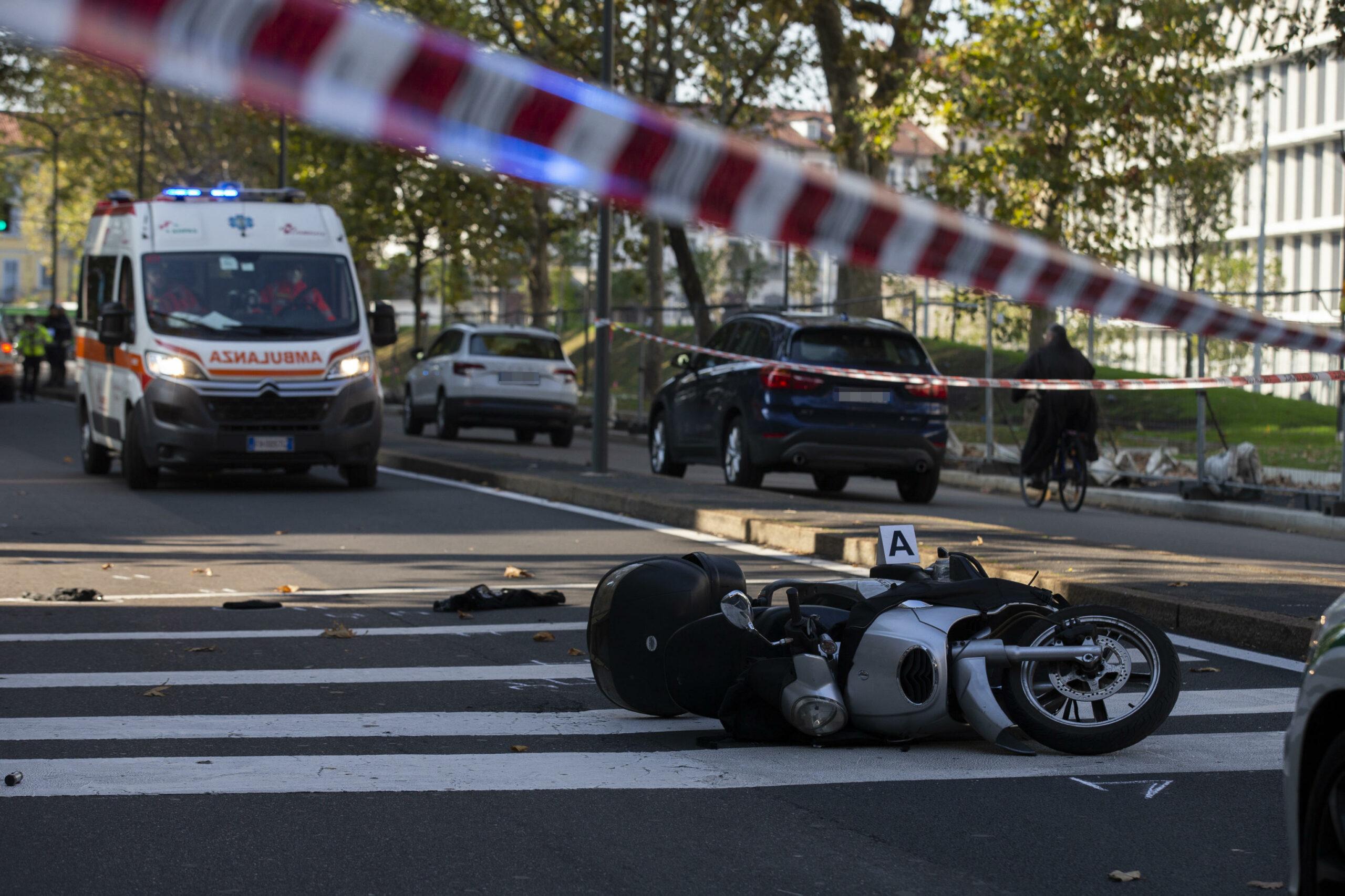 Catania, incidente a San Pietro Clarenza: scontro tra auto e scooter, morto 17enne