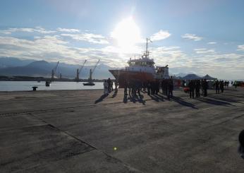 Migranti sbarcano a Marina di Carrara: oltre 260 persone a bordo della Ocean Viking, tra loro 37 minori