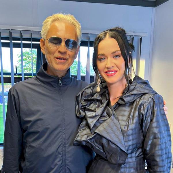 Andrea Bocelli insieme a Katy Perry nel backstage del concerto per Carlo III | VIDEO