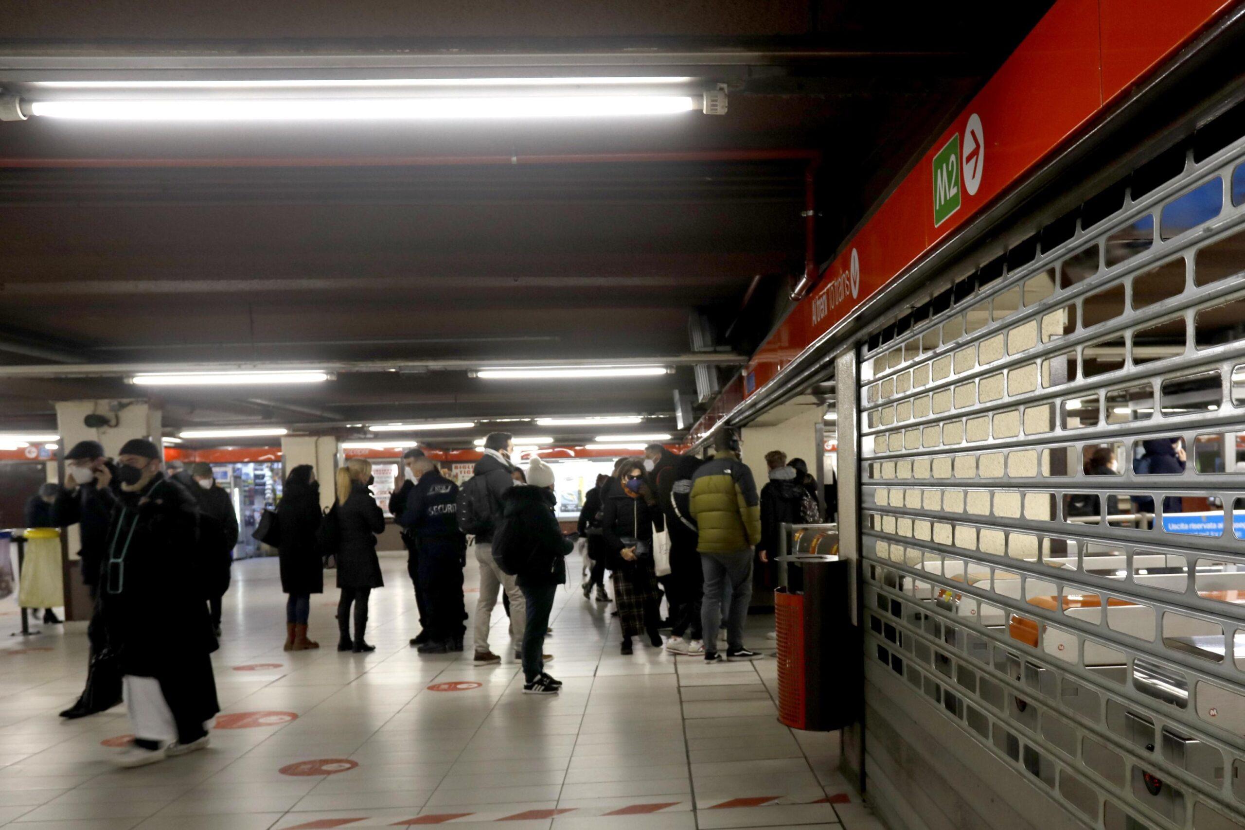 M1 di Milano chiusa, giovane si getta solo la metro a Bonola: disagi lungo la linea rossa