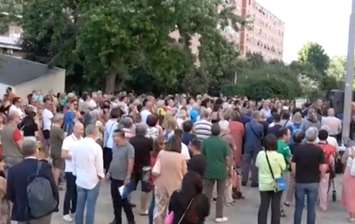 Roma, incendio alla Magliana, la manifestazione e il dissenso degli abitanti: “Istituzioni assenti, noi non siamo tutelati da nessuno” |VIDEO