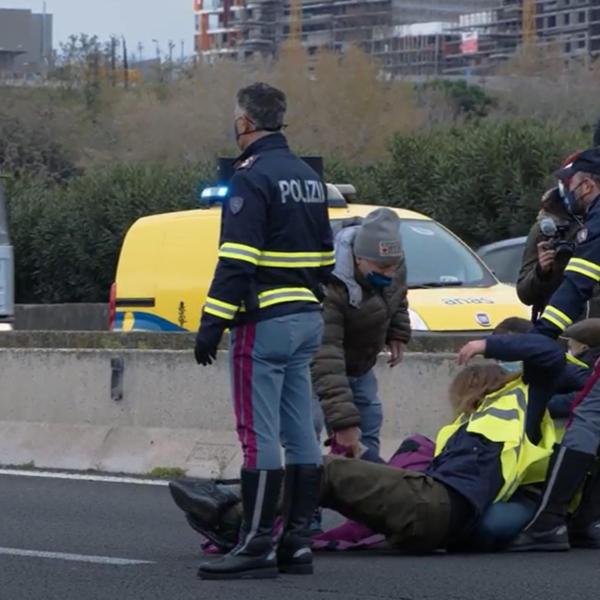 Attivisti bloccano il Grande Raccordo Anulare, portati via di peso dalla polizia