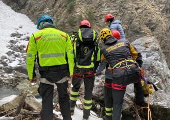 Incidente a Cagli, camion sbanda e si schianta contro guardrail: au…