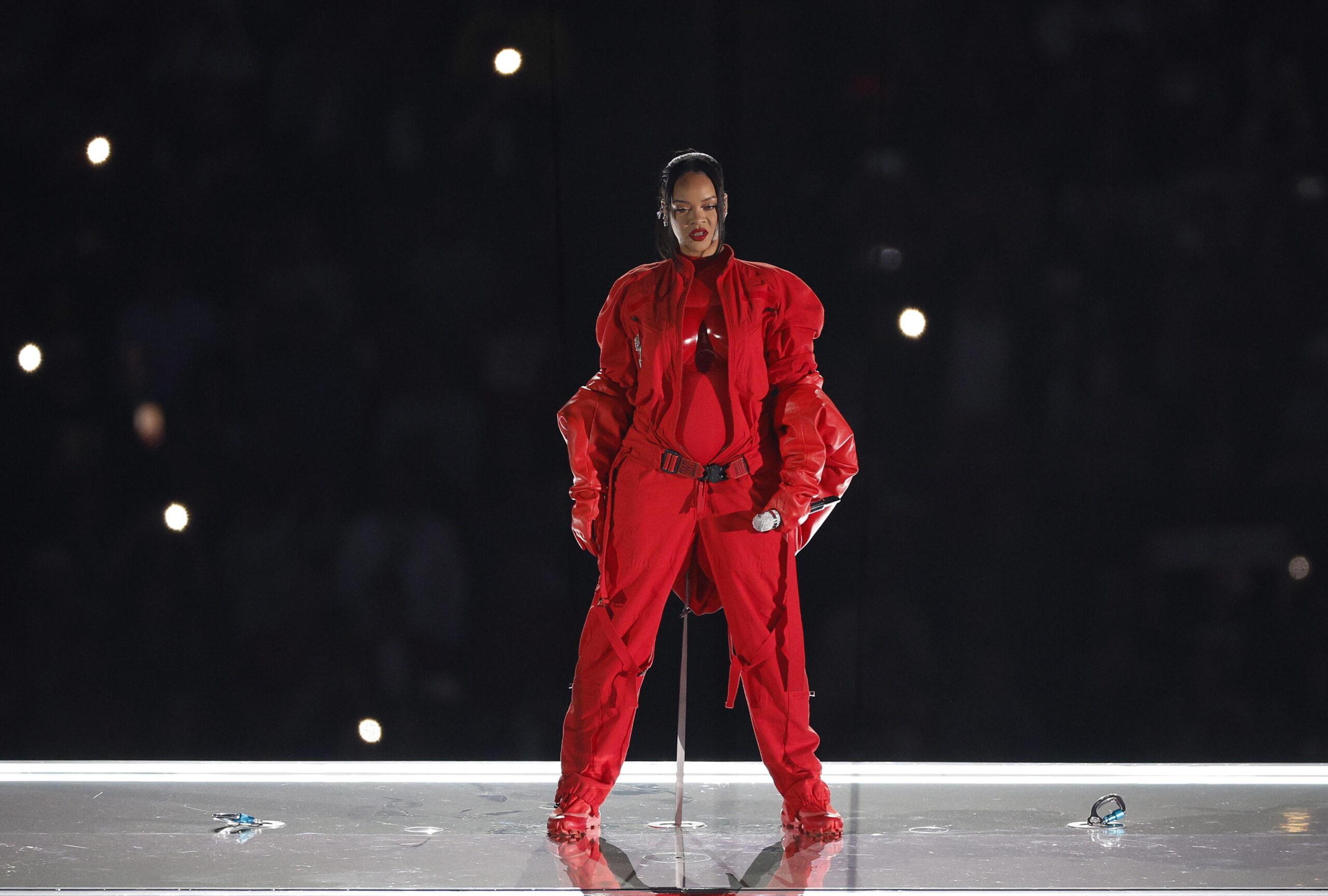 Super Bowl, Rihanna si esibisce in total red e annuncia la seconda gravidanza | VIDEO