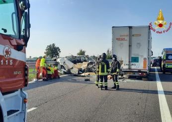 Gubbio, furgone si schianta contro guard rail: l’impatto è devastante