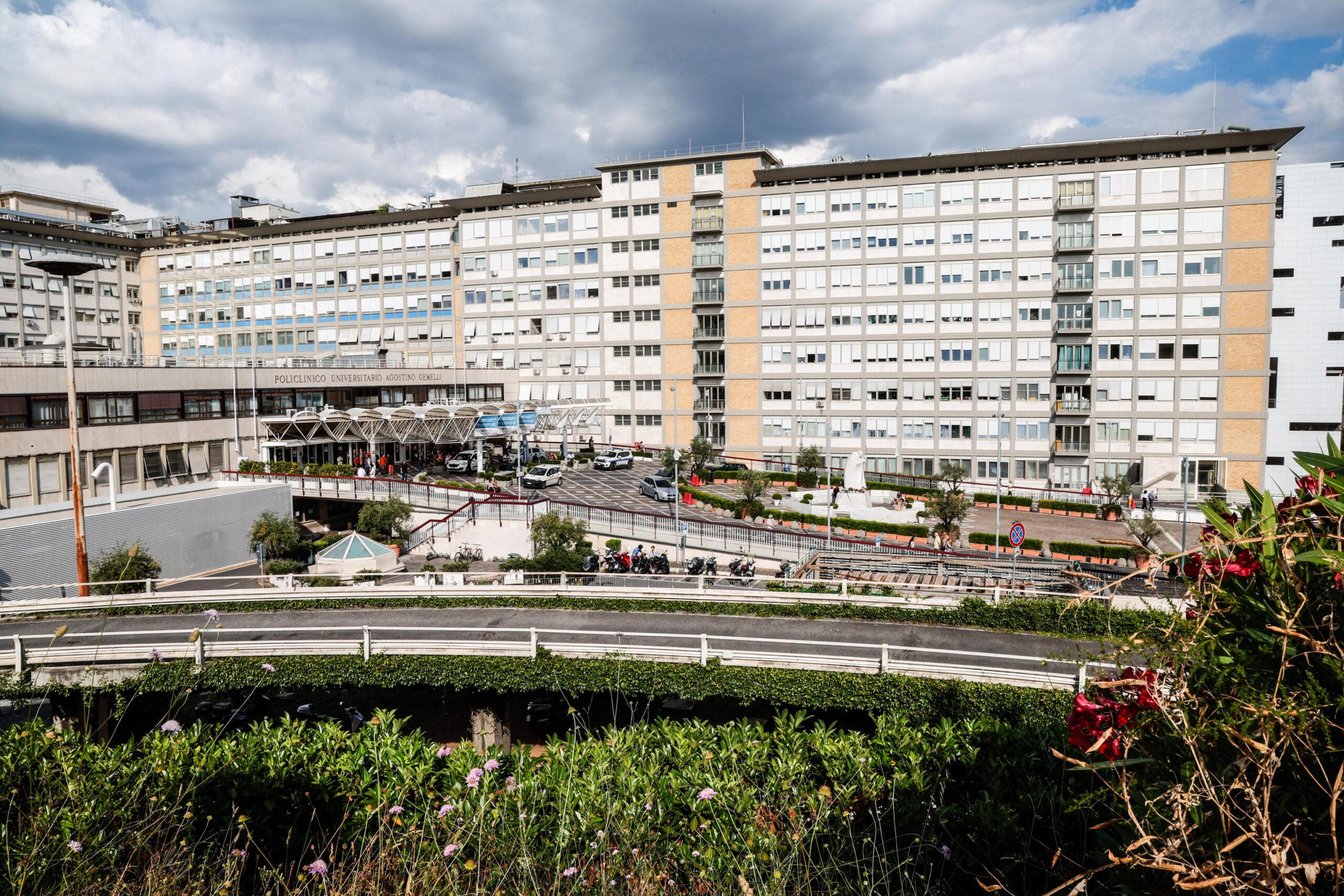 Neonato di 2 mesi morto al Gemelli: “strattonato e maltrattato”, la mamma indagata per omicidio colposo