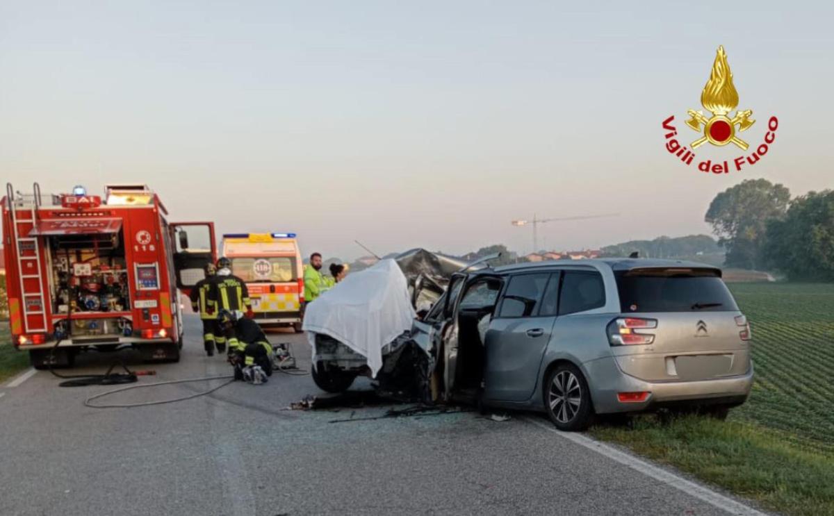 Salerno, incidente a Montecorice: schianto tra auto e Apecar, muore…