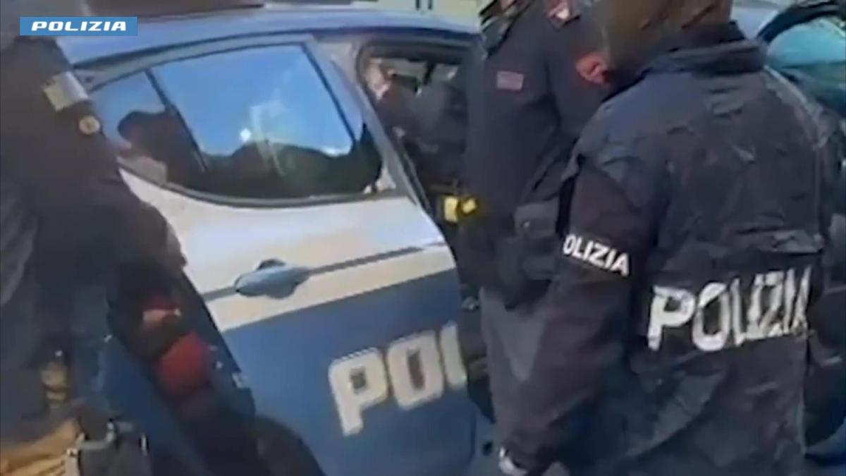 Milano, resta grave il poliziotto accoltellato alla stazione di Lambrate. Domani l’udienza di convalida arresto dell’aggressore, un 37enne marocchino