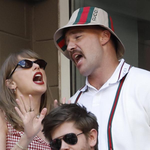 Taylor Swift e Travis Kelce, la rara manifestazione d’affetto in pubblico: alla partita di baseball scatta il bacio