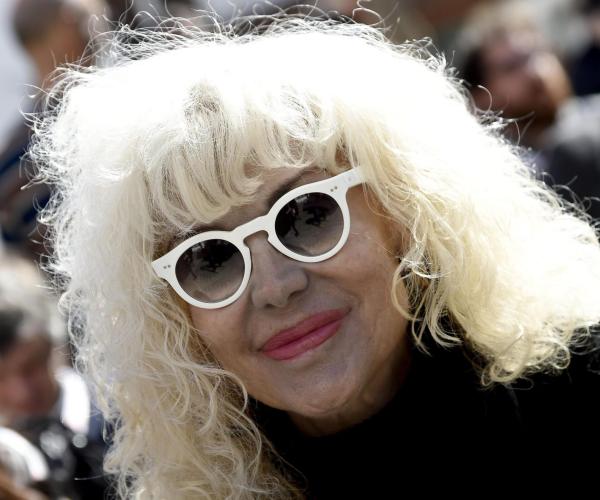 Donatella Rettore torna dopo 14 anni con un nuovo album: tutti i feat di “Antidiva Putiferio”